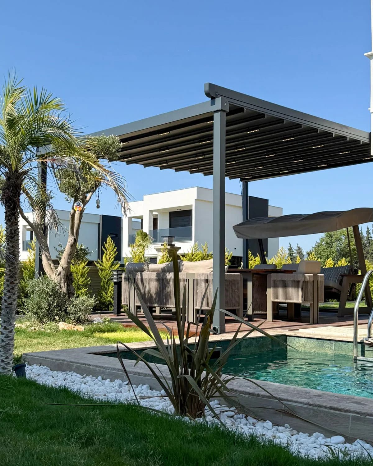 Bahçede LED aydınlatmalı pergola sistemi