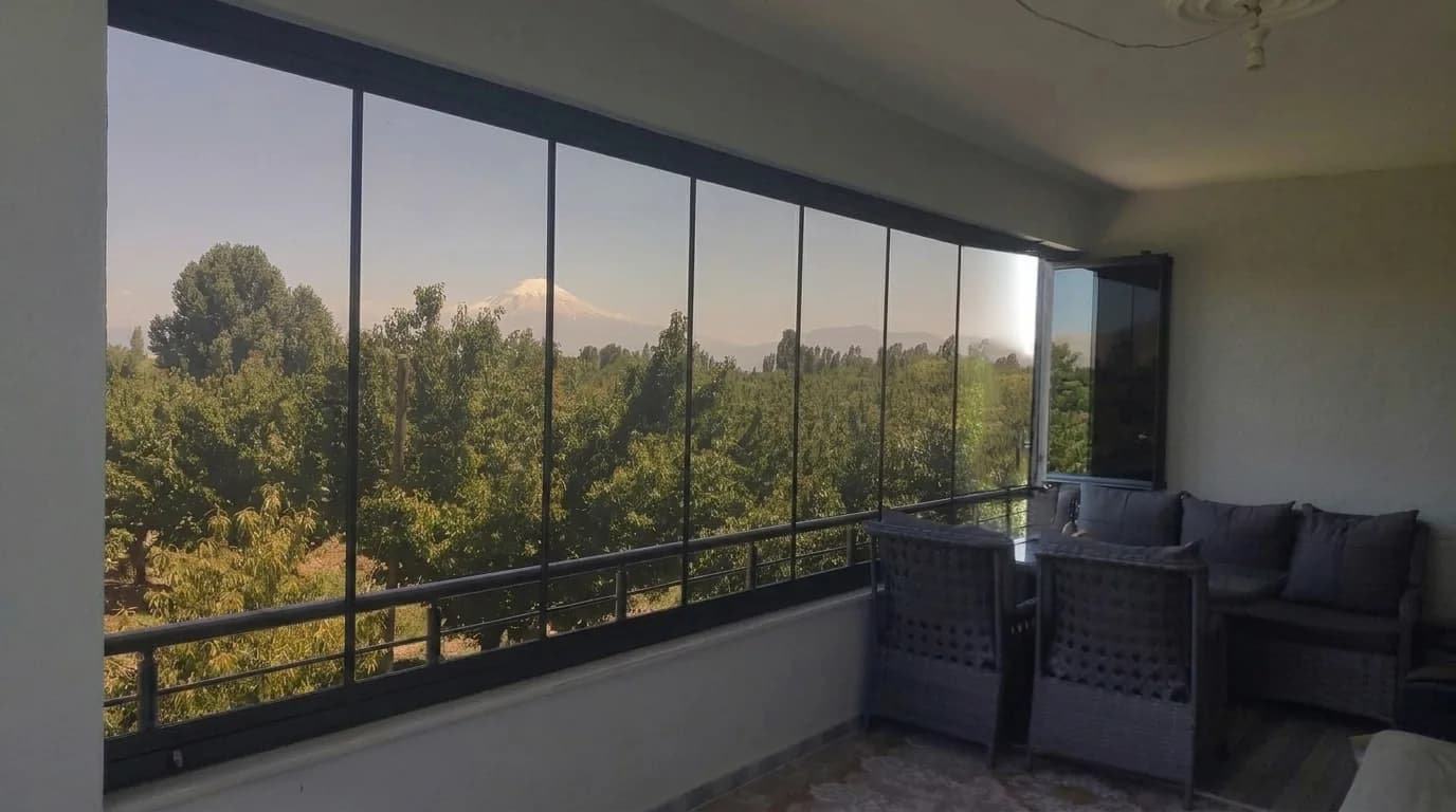 Balkonda katlanır cam balkon uygulaması